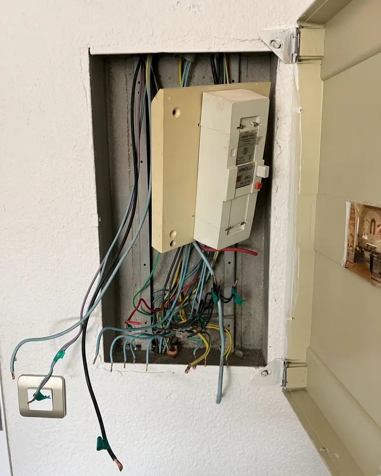 Coffret électrique ancien avant préparation